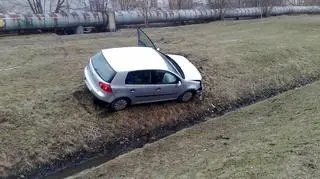 Auto przeleciało w powietrzu kilka metrów
fot. TVN Warszawa/Lech Marcinczak