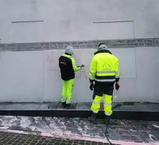 Usuwanie napisu z pomnika Umschlagplatz