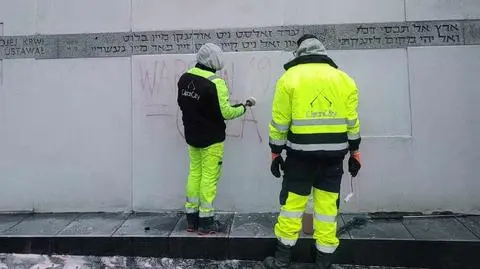 Usuwanie napisu z pomnika Umschlagplatz