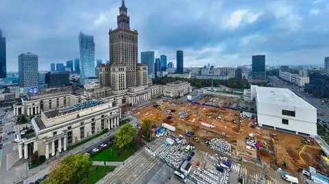 Przygotowują miejsca na drzewa. Tak zmienia się plac Centralny