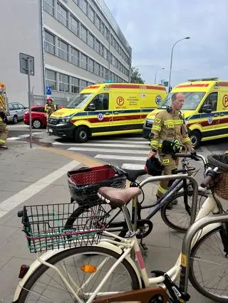 The car hit the door of the Institute of Aviation 