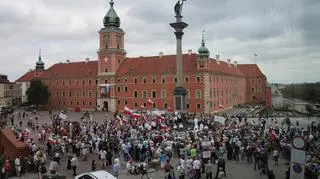 Uczestnicy protestu zorganizowanego przez Stowarzyszenie Katechetów Świeckich na placu Zamkowym w Warszawie 