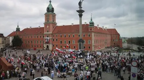 Uczestnicy protestu zorganizowanego przez Stowarzyszenie Katechetów Świeckich na placu Zamkowym w Warszawie 