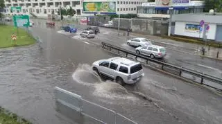 Zalana jezdnia przy moście Poniatowskiego