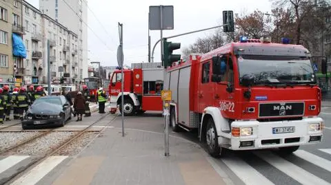 Wjechała BMW pod tramwaj