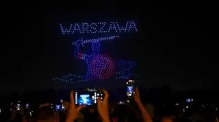 W ramach widowiska "W jak Wolność" 615 dronów wzbiło się na wysokość od 60 do 120 metrów, tworząc na niebie 12 symbolicznych figur upamiętniających powstanie warszawskie