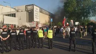 Policja przygląda się manifestantom 