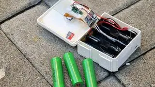 Ktoś zamontował tajemniczą kamerę na znaku drogowym