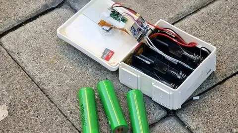 Ktoś zamontował tajemniczą kamerę na znaku drogowym