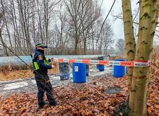 1000-litrowy, przeciekający pojemnik z silnym kwasem porzucony na Targówku