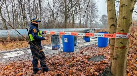 1000-litrowy, przeciekający pojemnik z silnym kwasem porzucony na Targówku