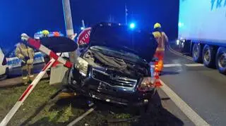 Pijany kierowca uszkodził rogatki i sygnalizator