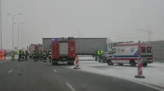 Tir zablokował pasy ruchu na S2