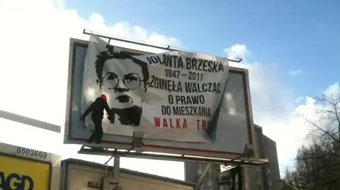 Z transparentami i wieńcami w imieniu Jolanty Brzeskiej
