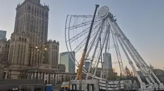 Montaż diabelskiego młynu na jarmarku bożonarodzeniowym