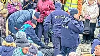Policjanci pomogli mężczyźnie, który zasłabł podczas zgromadzenia