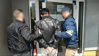 Zatrzymani zostali doprowadzeni do komendy policji