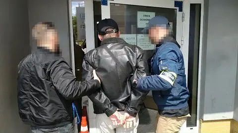 Zatrzymani zostali doprowadzeni do komendy policji