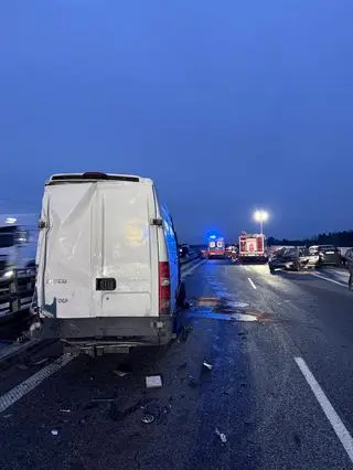 Zderzenie dwóch samochodów i busa