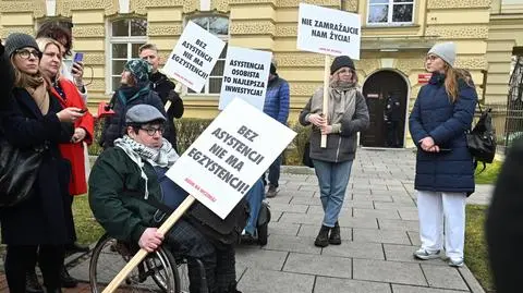 Demonstracja osób z niepełnosprawnościami przed siedzibą KPRM