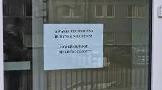 Budynek Wydziału Geologii UW nieczynny po pożarze w rozdzielni