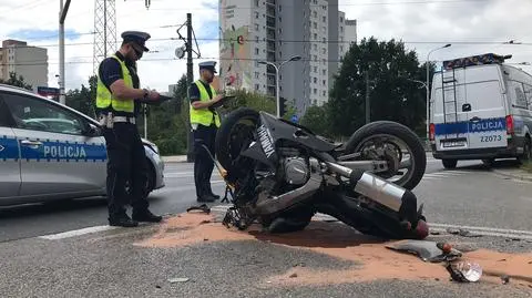 Roztrzaskany motocykl leżał na jezdni, kierujący i pasażer zabrani do szpitala 