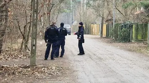 Policja na ulicy Werbeny w Józefowie, gdzie doszło do napadu na dom jednorodzinny