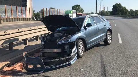 Auto na barierkach przed mostem Siekierkowskim