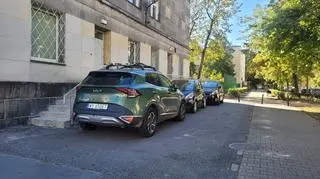 Auta zaparkowane na jezdni serwisowej 