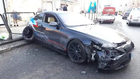 "Miał ponad promil, przyznał się", że prowadził sportowe bmw, które uderzyło w barierki. Są zarzuty dla mężczyzny