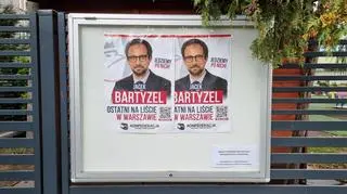 Plakaty wyborcze w gablocie na płocie przedszkola