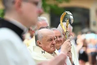 Metropolita warszawski kard. Kazimierz Nycz podczas procesji Bożego Ciała