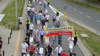 Przemarsz manifestujących taksówkarzy