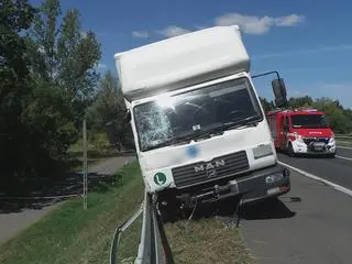 Ciężarówka wjechała w auto drogowców