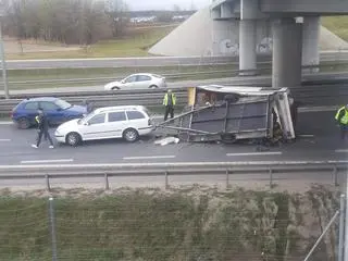 Przyczepa wywróciła się na drodze ekspresowej