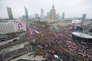 Uczestnicy marszu 11 listopada zbierają się na rondzie Dmowskiego