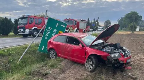 Auto dachowało, kierowca trafił do szpitala 