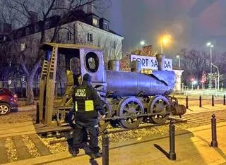 33-latek ukrył się w lokomotywie