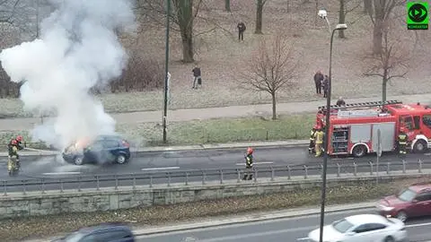 Pożar auta przy metrze Politechnika