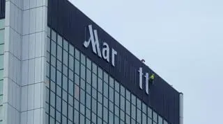 Demontaż napisu "Marriott" 