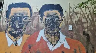 Zniszczony mural upamiętniający bohaterów powstanie w getcie warszawskim 