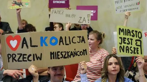 Sesja Rady Warszawy w sprawie ograniczenia sprzedaży alkoholu nocą