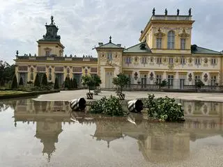 Zniszczenia w pałacowym ogrodzie