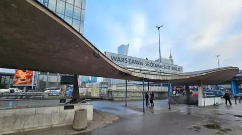 Zniknął kiosk wciśnięty pod zabytkową wiatę kolejową