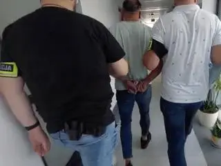 Policjanci zatrzymali 39-latka, który posiadał i sprzedawał nielegalnie papierosy
