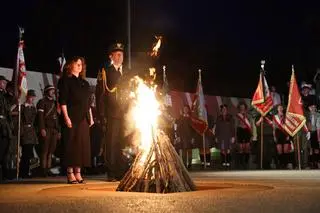 Uroczystość rozpalenia Ognia Pamięci na Kopcu Powstania Warszawskiego w Warszawie