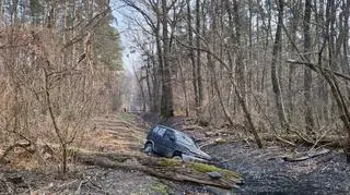 Zakopany pojazd terenowy w lesie na Targówku