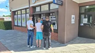 Podszywali się pod bliskich i wyłudzali kody. 19-latek zatrzymany przy bankomacie