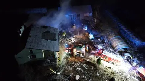 Akcja strażaków w Tarczynie. Płonął budynek gospodarczy