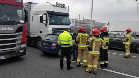 Trasa S8 stanęła w korku po zderzeniu ciężarówki z autem osobowym